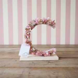 Letra decorada con flores preservadas en tonos rosas