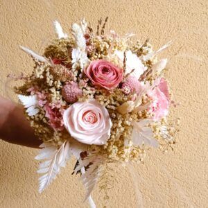 Ramo de novia Anna con flores preservadas en tonos rosas y crema, hecho a mano